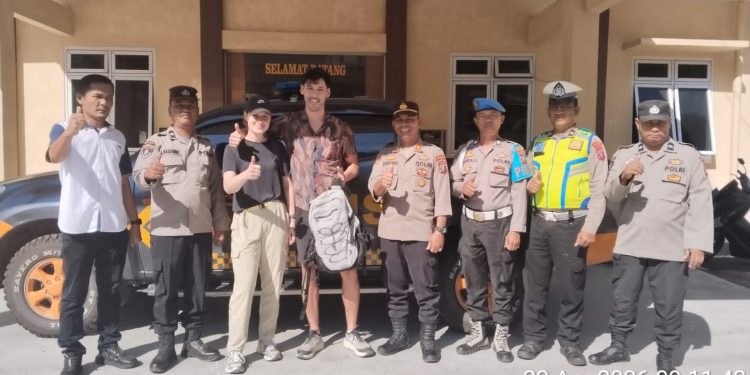 Polsek Girsang Sipangan Bolon Kembalikan Tas Berisi Paspor Milik Turis Belanda