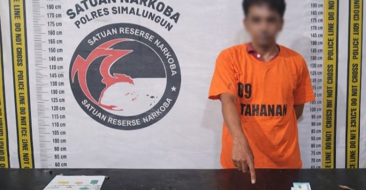 Kepergok Nunggu Pembeli di Depan Rumah Warga, Pria Ini Panik Buang Sabu saat Polisi Datang!