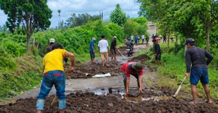 Aksi Nyata Pemuda Nagori Silou Marawan: Jalan Rusak Diperbaiki Lingkungan Dibersihkan dalam Semangat Marharoan Bolon