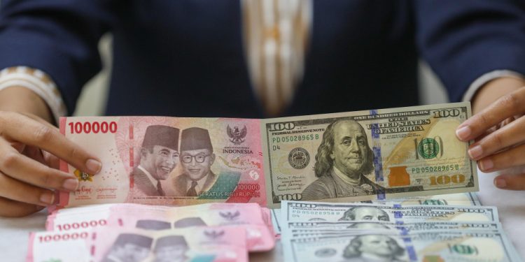 Rupiah Kembali Tertekan, Dolar AS Sentuh Rp18.165 di Awal Perdagangan