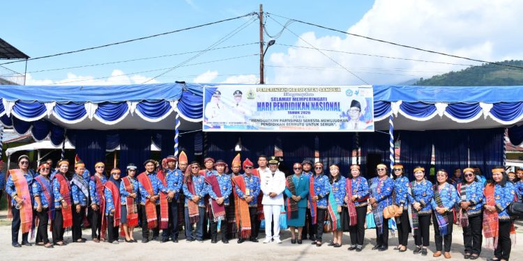Ulos Warnai Hardiknas 2026 di Samosir, Ariston Tua Tekankan Pendidikan Berkarakter dan Berbudaya