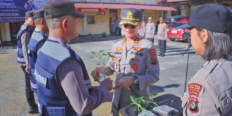 Dukung Ketahanan Pangan, Kapolres Pematangsiantar Bagikan Bibit Cabai dan Terong