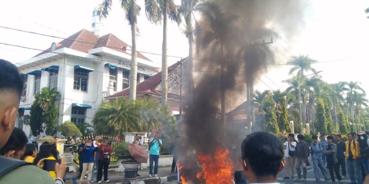 Tuntutan Tak Direspons, Aliansi Mahasiswa Bakar Ban dan Terobos Kantor Wali Kota Pematangsiantar