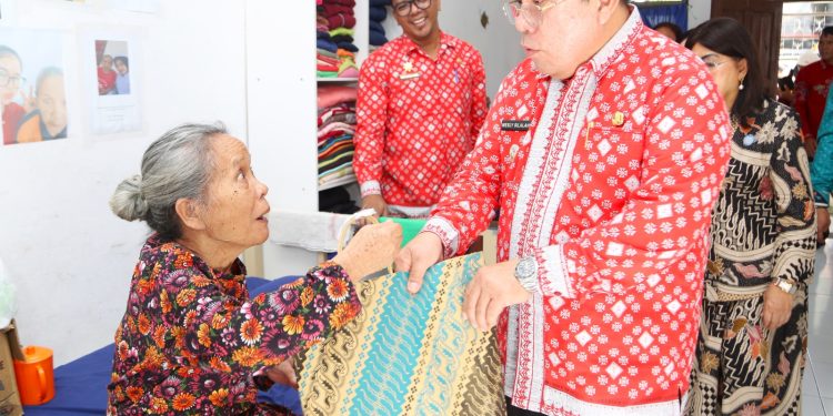 Wesly dan Panitia Paskah Pemko Pematangsiantar Gelar Bakti Sosial ke Panti Lansia dan Tuna Rungu