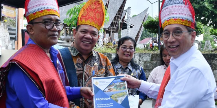 Kunjungi Samosir, Wamen Bappenas Dapat Sambutan Adat Batak dan Proposal Pengembangan Wisata