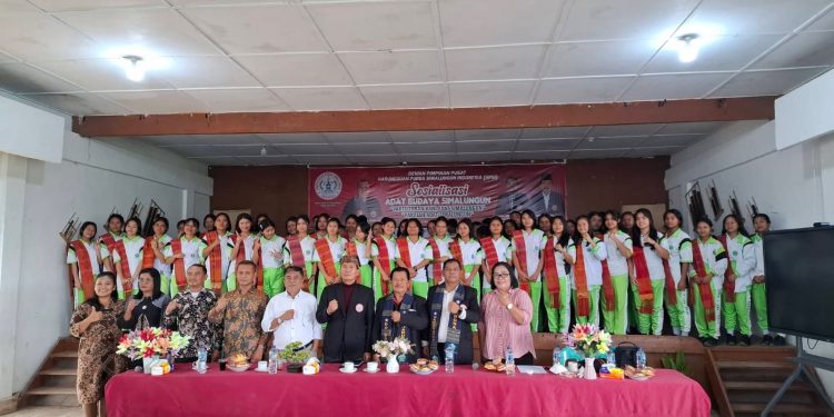 HPSI Sosialisasikan Partuturan dan Pakaian Adat Simalungun kepada Siswa SMA GKPS Pamatang Raya