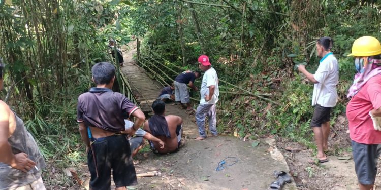 Ngeri! Jembatan Setinggi 40 Meter di Banjaran Raya Kahean Hanya Disangga Bambu Swadaya Warga
