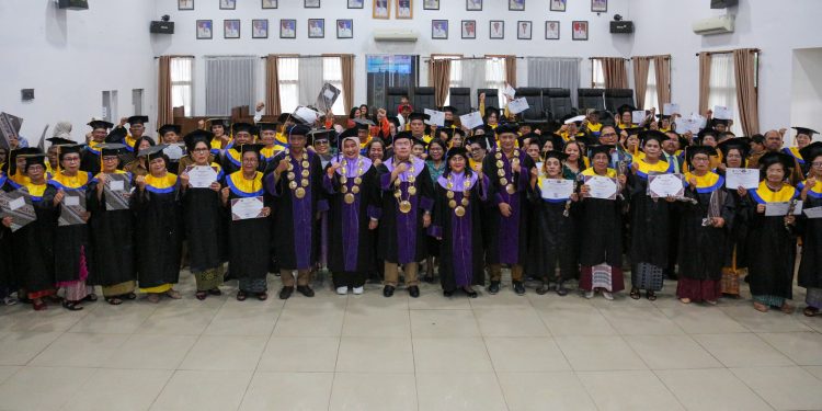 65 Lansia di Pematangsiantar Diwisuda, Semangat Belajar Tak Kenal Usia