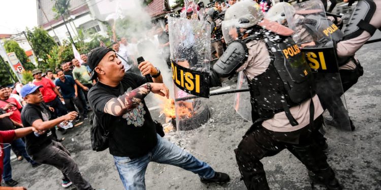 Massa Mengamuk dan Water Cannon Dikerahkan! Simulasi Sispam Kota Pematangsiantar Bikin Tegang