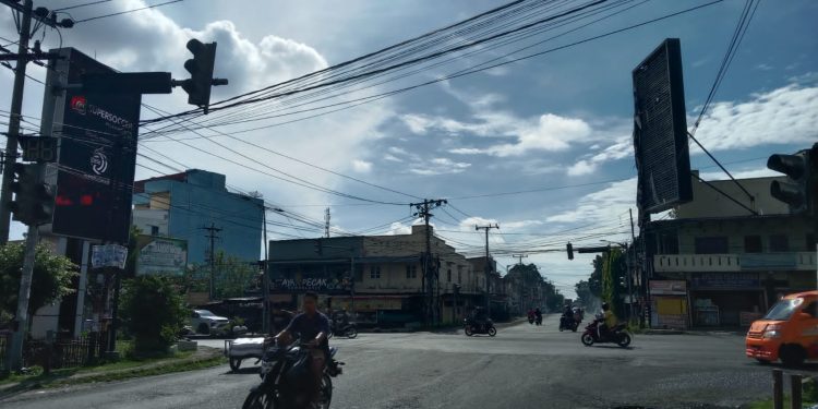 Traffic Light Padam di Simpang Jalan Ahmad Yani Pematangsiantar, Pengendara Saling Terobos dan Nyaris Tabrakan