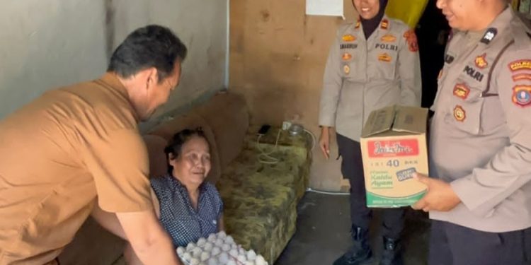 Kapolsek Siantar Selatan Sambangi Penyandang Disabilitas, Serahkan Bantuan Sosial Langsung ke Rumah Warga