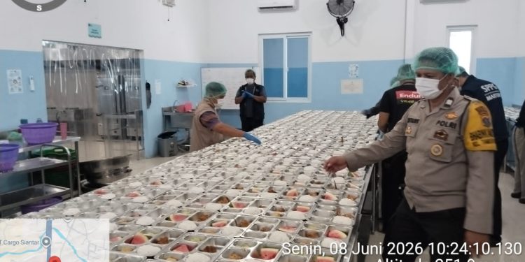 Bhabinkamtibmas Polsek Siantar Martoba Kawal Distribusi Ribuan Paket Makanan Bergizi Gratis