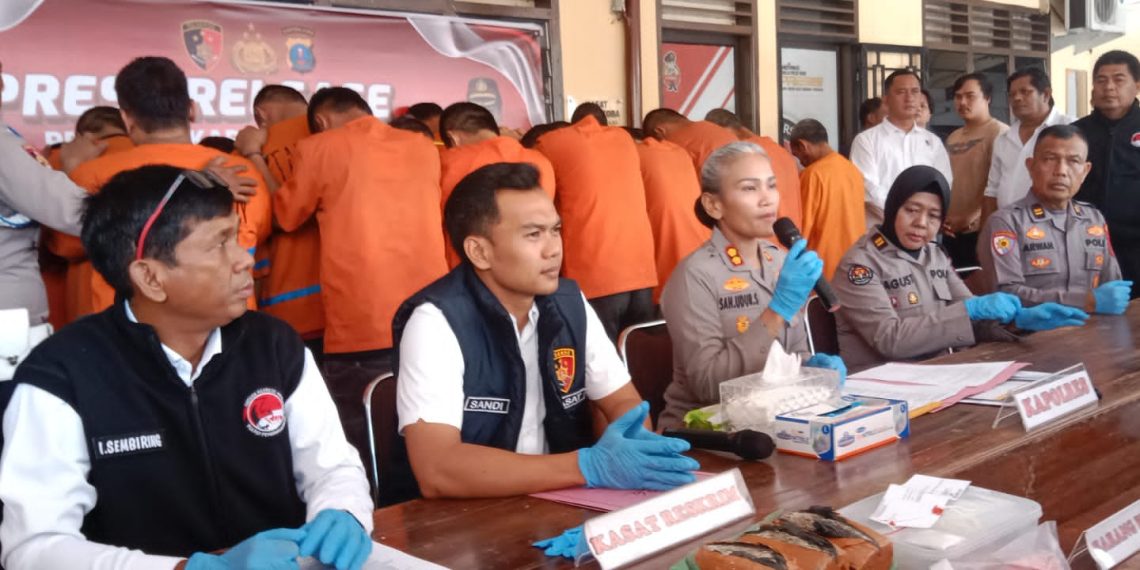 Penganiayaan di Taman Bunga! Tangis Ibu Jaka Pecah di Mapolres Pematangsiantar, 2 Pelaku Ditahan, 1 Dirawat di Rumah Sakit, 3 Masih Diburu