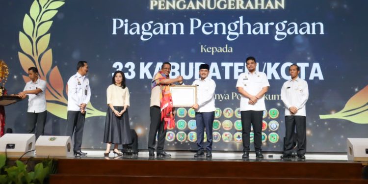 Wali Kota Tebing Tinggi Terima Penghargaan Kementerian Hukum atas Komitmen Perluas Akses Bantuan Hukum bagi Masyarakat