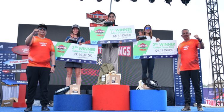 Juara TOTK 2026 Naik Podium, Bupati Samosir dan Sekdaprovsu Serahkan Hadiah kepada Pelari dari 34 Negara