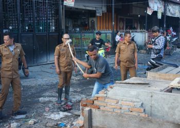 Camat Siantar Utara Pimpin Pembongkaran Lapak PKL, Drainase Pasar Dwikora Segera Dibenahi