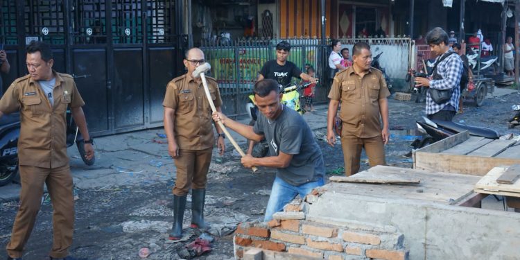 Camat Siantar Utara Pimpin Pembongkaran Lapak PKL, Drainase Pasar Dwikora Segera Dibenahi