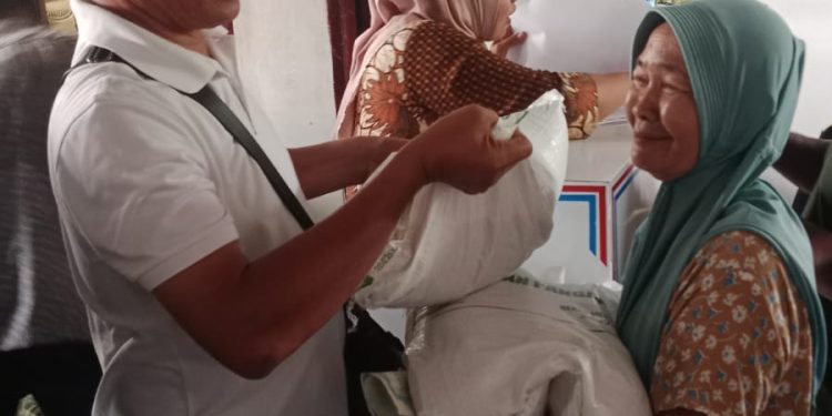 Pastikan Tepat Sasaran, Pangulu Naga Jaya II Pantau Distribusi Bantuan Pangan