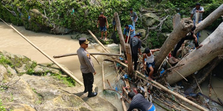 Jembatan Bambu Ambruk, Seorang Petani Diduga Hanyut di Sungai Bah Tongguran