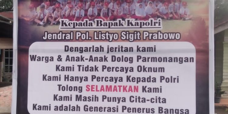 Tak Percaya Oknum Berantas Narkoba, Warga Dolog Parmonangan Bentangkan Baliho Minta Kapolri Turun Tangan