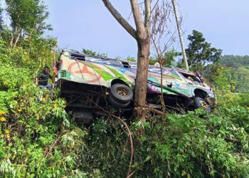 Bus Sinar Raya Limpit Terbalik di Haranggaol, Enam Penumpang Selamat