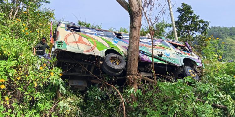 Bus Sinar Raya Limpit Terbalik di Haranggaol, Enam Penumpang Selamat