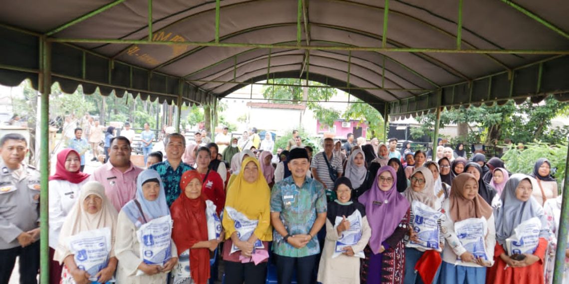Pastikan Tepat Sasaran, Wali Kota Tebing Tinggi Tinjau Penyaluran Bantuan Beras untuk 10.000 KPM