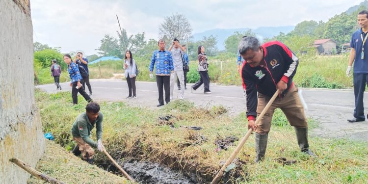 Drainase Tersumbat, Pemkab Toba Bergerak Cepat Bersihkan Saluran di Jalan Liberty Manik Balige