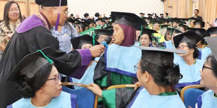 Wisuda 360 Peserta Sekolah Lansia Tangguh, Bupati Simalungun: "Semangat Belajar Tidak Pernah Dibatasi Oleh Usia"
