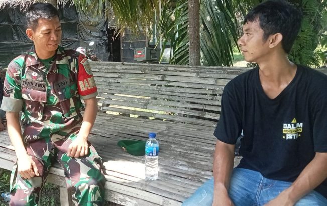 Babinsa Ramil 404-04 Turun ke Desa, Komsos dan Monitoring Perkembangan Situasi Wilayah Binaan