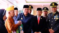 menyerahkan bantuan kesejahteraan kepada LVRI sebanyak tiga orang penerima.