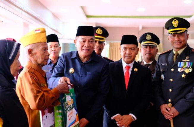 menyerahkan bantuan kesejahteraan kepada LVRI sebanyak tiga orang penerima.
