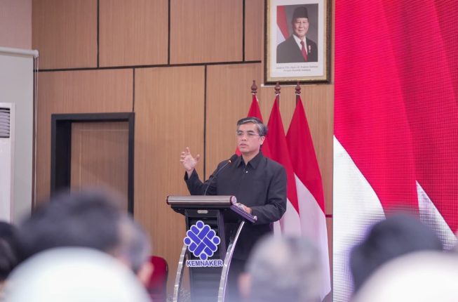 Menaker Yassierli Ipada Forum Diskusi Layanan Penggunaan Tenaga Kerja Asing di BBPKK Bandung Barat 2