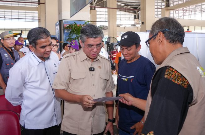 Menaker Yassierli Tinjau Posko Peduli K3 Mudik, Pastikan Awak Angkutan Sehat demi Mudik Aman - 3