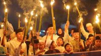 Kemeriahan malam takbiran jelang IdulFitri 1447 H, Bupati OKi H Muchendi turut berbaur bersama masyarakat.