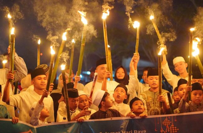 Kemeriahan malam takbiran jelang IdulFitri 1447 H, Bupati OKi H Muchendi turut berbaur bersama masyarakat.