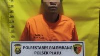 IMG-20260924-WA0019 Pelaku pengeroyokan inisial AP, saat berada di Polsek Plaju Palembang, Kamis (24/9/2026). (Sumselupdate.com/Istimewa)