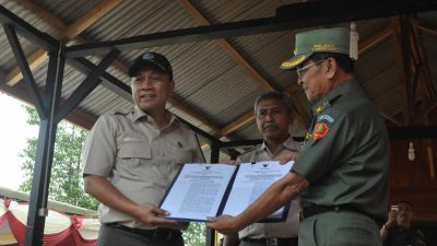 Menhut Zulkifli Hasan Serahkan Izin Kelola HKM di Lampung Barat