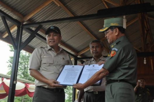 Menhut Zulkifli Hasan Serahkan Izin Kelola HKM di Lampung Barat