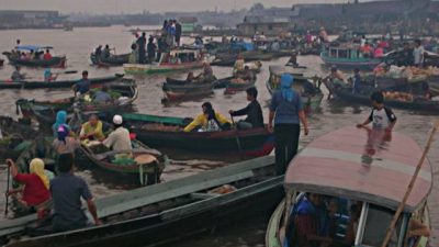 Suatu Pagi di Pasar Terapung Sungai Kuin