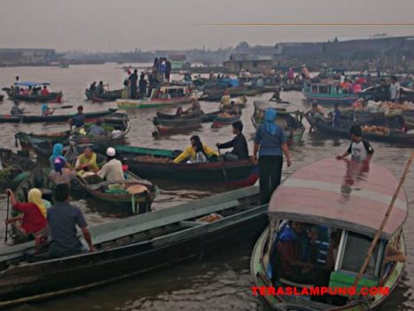 Suatu Pagi di Pasar Terapung Sungai Kuin