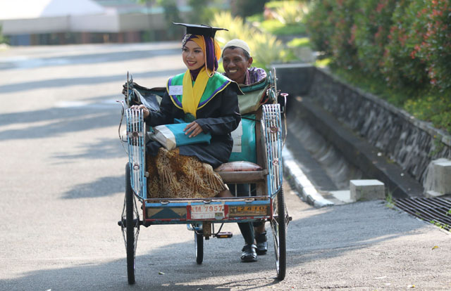 Raeni diantar ayahnya, Mugiyono, menuju Auditorium Unnes untuk mengikuti wisuda, Selasa, 10 Juni 2014. (Foto ©unnes.ac.id)