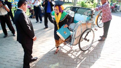 Wisudawati Terbaik Itu Diantar Ayahnya Becak
