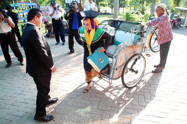 Wisudawati Terbaik Itu Diantar Ayahnya Becak