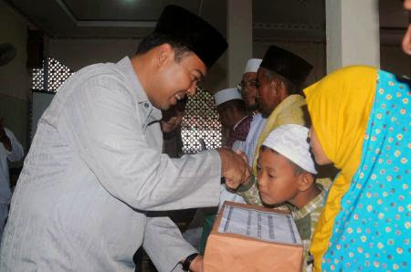 Bupati Rycko Serahkan Bantuan Operasional BPD