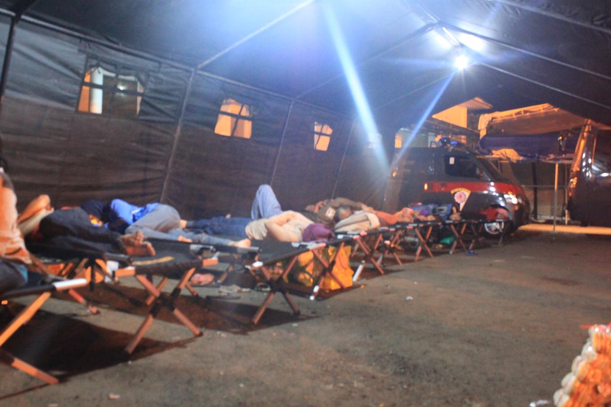 Kemalaman, Pemudik Pilih Tidur di Terminal Rajabasa