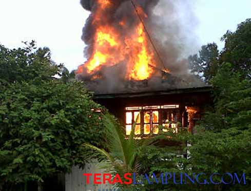Ditinggal Mudik, Sebuah Rumah Panggung Ludes Terbakar