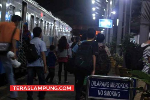 Stasiun Kereta Api Tanjungkarang Mulai Dipadati Penumpang