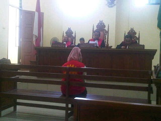 Divonis 10 Bulan, Mahasiswi Menangis