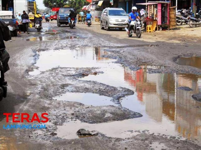 Warga Lampung Tengah Keluhkan Infrastruktur Jalan Rusak